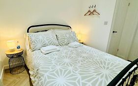 Shoreham Beach Cabana - Cozy Ensuite Cabana With Private Entrance On Beautiful Shoreham Beach - Close To Brighton City Airport And Panattoni Park
